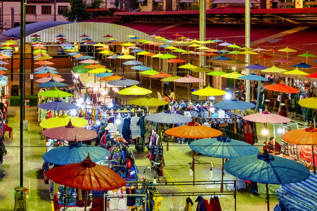 Chiang Mai Night Bazaar om aftenen