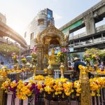 Erawan Shrine Bangkok med Phra Phrom og blomsterofre