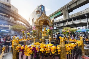 Erawan Shrine Bangkok med Phra Phrom og blomsterofre