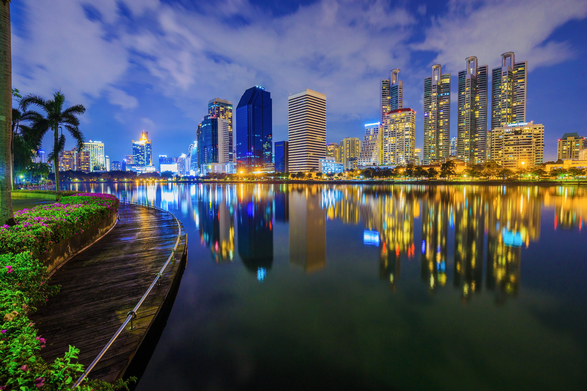 Benjakitti Park Bangkok med skyline