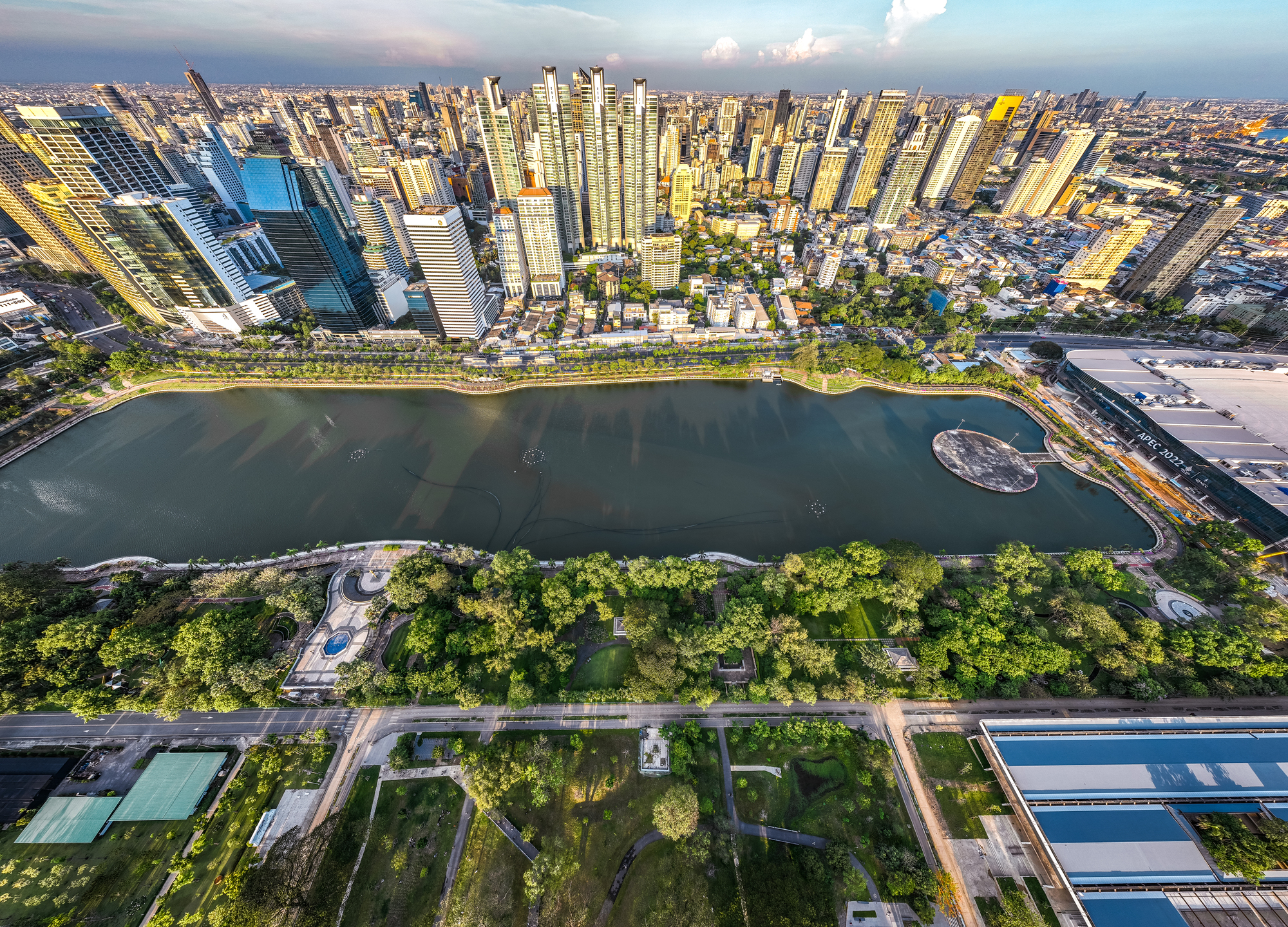 Benjakitti Park sø og Bangkok skyline