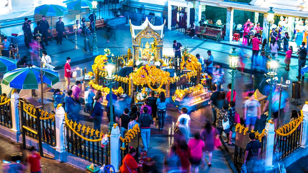 Erawan Shrine om aftenen