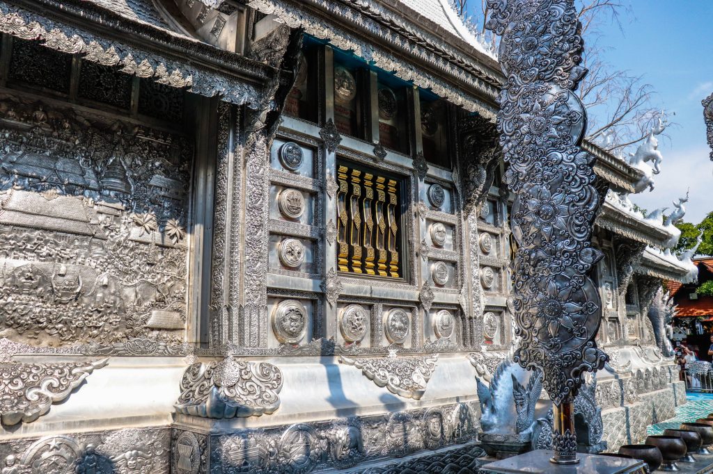 Metalrelieffer på Wat Sri Suphan
