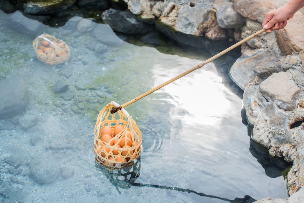 Kogning af æg i San Kamphaeng Hot Springs