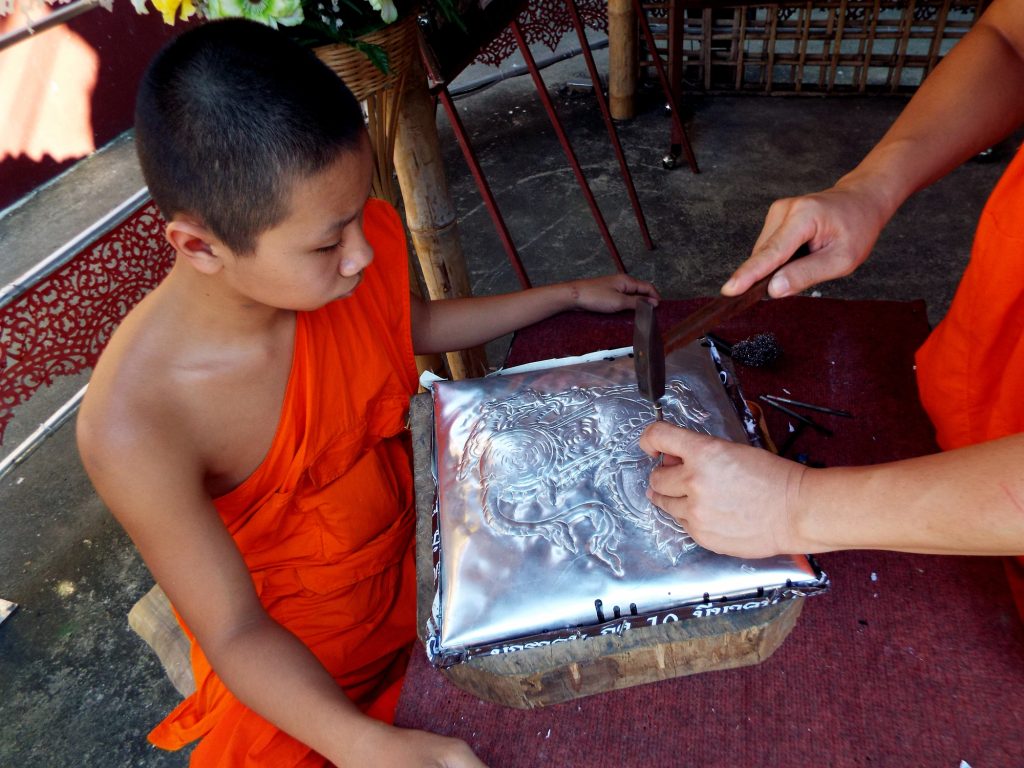 Håndlavede metalpaneler på Wat Sri Suphan