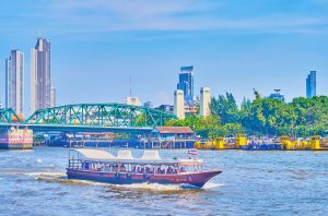 Saphan Phut i Bangkok over Chao Phraya-floden