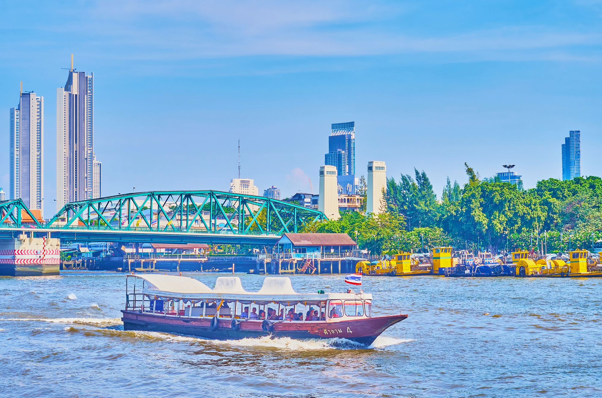 Saphan Phut i Bangkok over Chao Phraya-floden