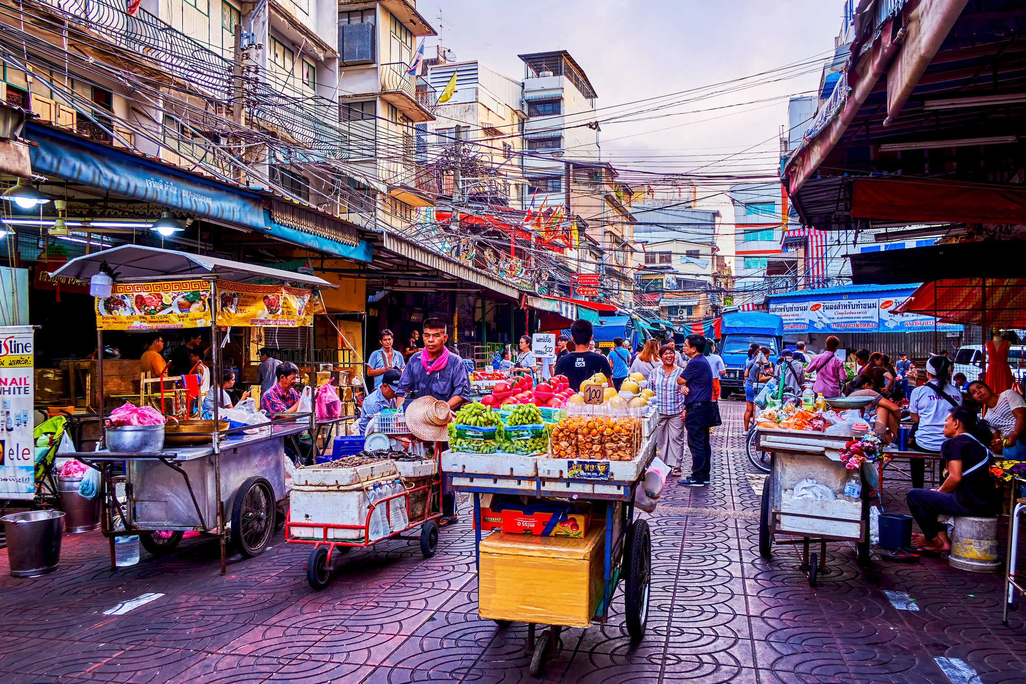 Street food på Yaowarat Road i Bangkok