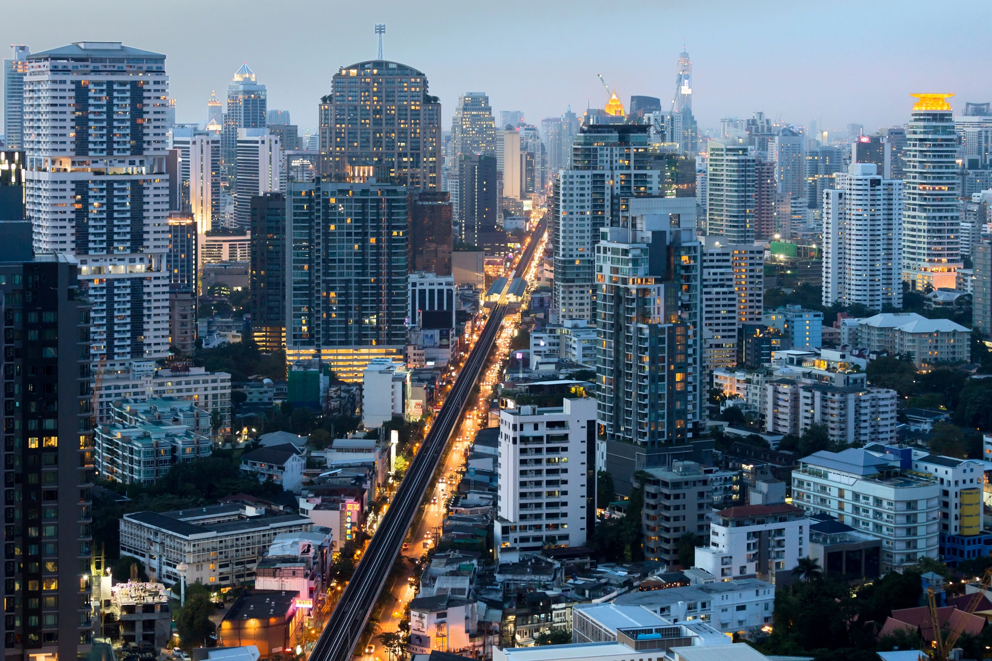 Rooftopbar i Bangkok med skyline