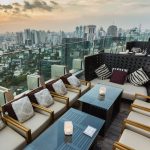 Rooftopbarer i Bangkok med skyline