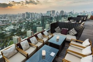 Rooftopbarer i Bangkok med skyline
